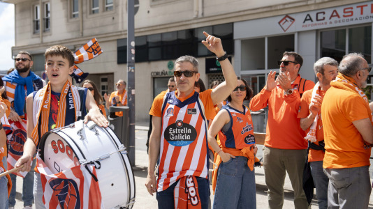 La afición naranja respaldó al equipo ya a la llegada al Coliseum