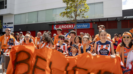 La afición naranja respaldó al equipo ya a la llegada al Coliseum