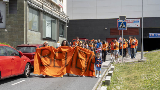 La afición naranja respaldó al equipo ya a la llegada al Coliseum