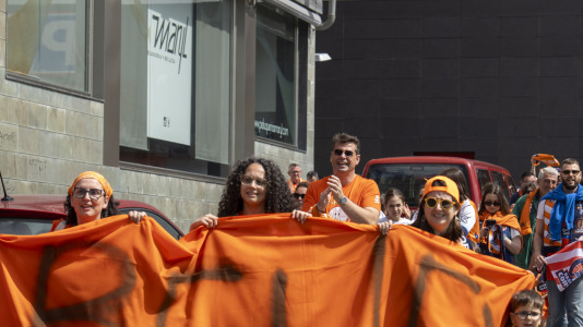 La afición naranja respaldó al equipo ya a la llegada al Coliseum