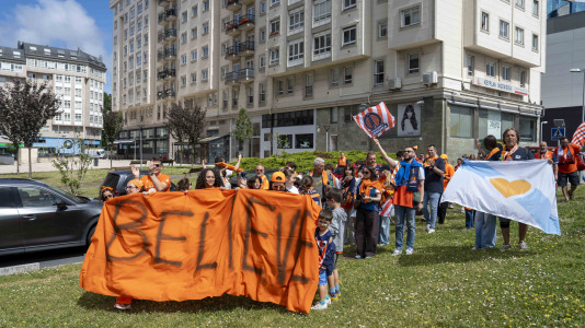 La afición naranja respaldó al equipo ya a la llegada al Coliseum