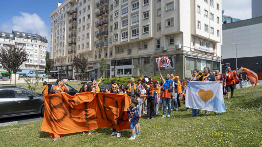 La afición naranja respaldó al equipo ya a la llegada al Coliseum
