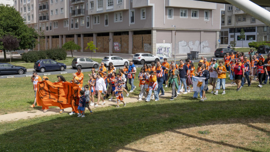La afición naranja respaldó al equipo ya a la llegada al Coliseum