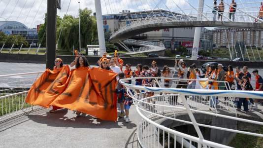 La afición naranja respaldó al equipo ya a la llegada al Coliseum