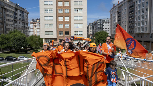 La afición naranja respaldó al equipo ya a la llegada al Coliseum
