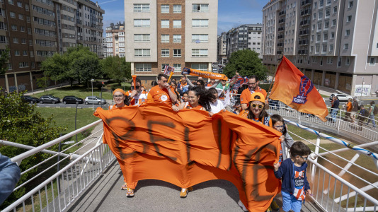 La afición naranja respaldó al equipo ya a la llegada al Coliseum