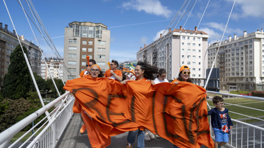 La afición naranja respaldó al equipo ya a la llegada al Coliseum