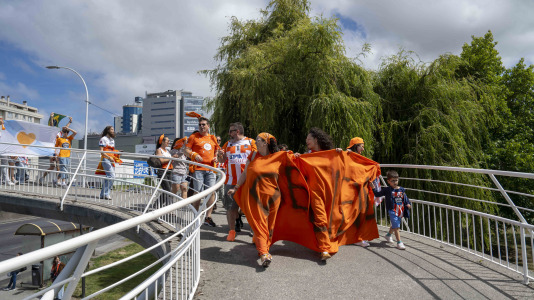 La afición naranja respaldó al equipo ya a la llegada al Coliseum