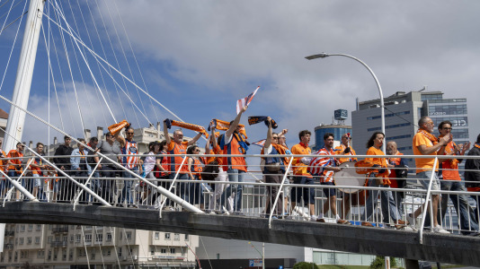 La afición naranja respaldó al equipo ya a la llegada al Coliseum