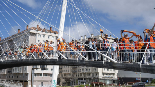 La afición naranja respaldó al equipo ya a la llegada al Coliseum