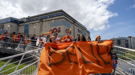 La afición naranja respaldó al equipo ya a la llegada al Coliseum
