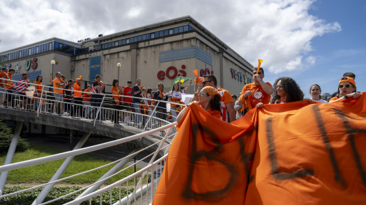 La afición naranja respaldó al equipo ya a la llegada al Coliseum