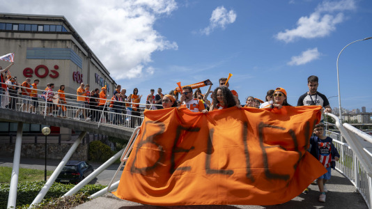 La afición naranja respaldó al equipo ya a la llegada al Coliseum