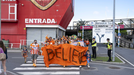 La afición naranja respaldó al equipo ya a la llegada al Coliseum