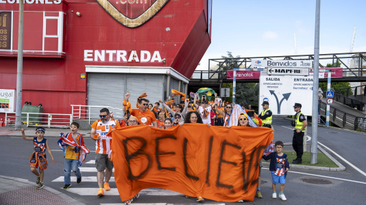 La afición naranja respaldó al equipo ya a la llegada al Coliseum