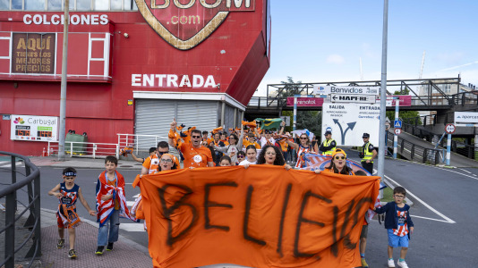 La afición naranja respaldó al equipo ya a la llegada al Coliseum