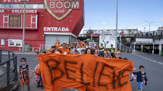 La afición naranja respaldó al equipo ya a la llegada al Coliseum