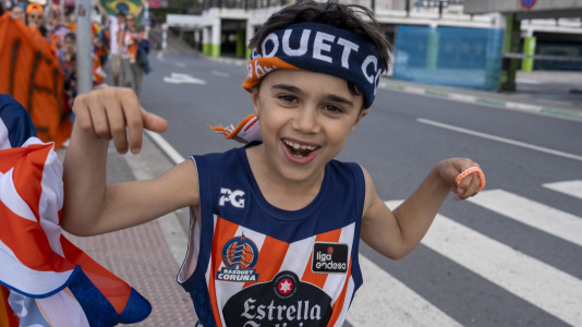 La afición naranja respaldó al equipo ya a la llegada al Coliseum