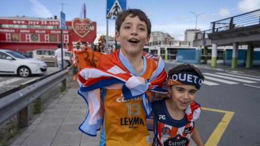 La afición naranja respaldó al equipo ya a la llegada al Coliseum