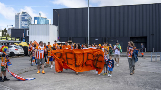 La afición naranja respaldó al equipo ya a la llegada al Coliseum