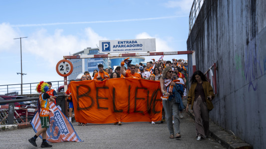 La afición naranja respaldó al equipo ya a la llegada al Coliseum