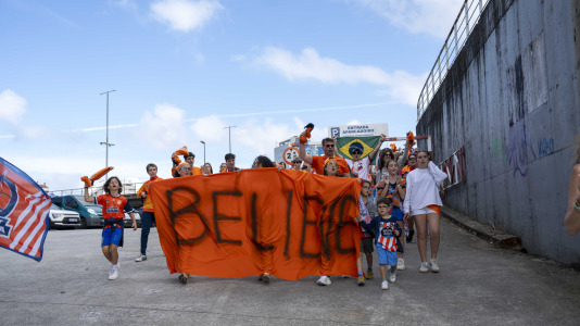 La afición naranja respaldó al equipo ya a la llegada al Coliseum