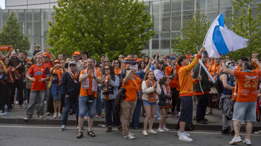 La afición naranja respaldó al equipo ya a la llegada al Coliseum