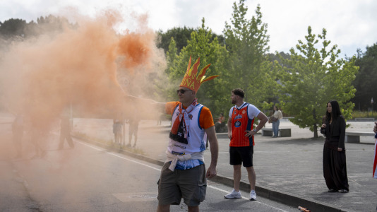 La afición naranja respaldó al equipo ya a la llegada al Coliseum