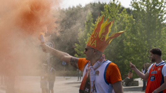 La afición naranja respaldó al equipo ya a la llegada al Coliseum