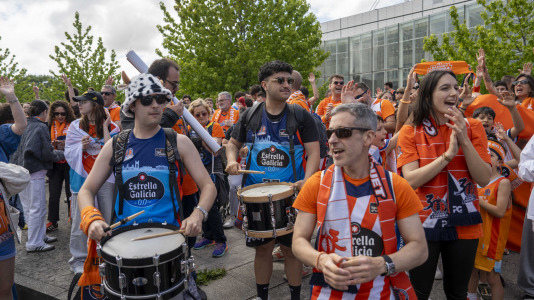 La afición naranja respaldó al equipo ya a la llegada al Coliseum