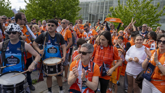 La afición naranja respaldó al equipo ya a la llegada al Coliseum
