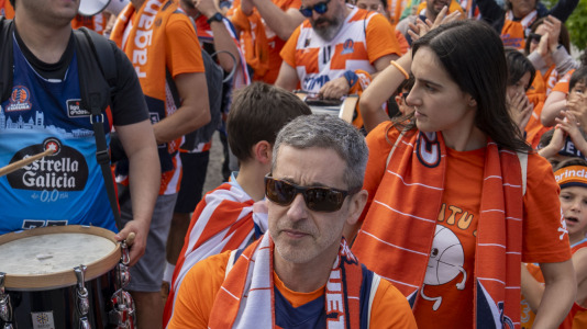 La afición naranja respaldó al equipo ya a la llegada al Coliseum