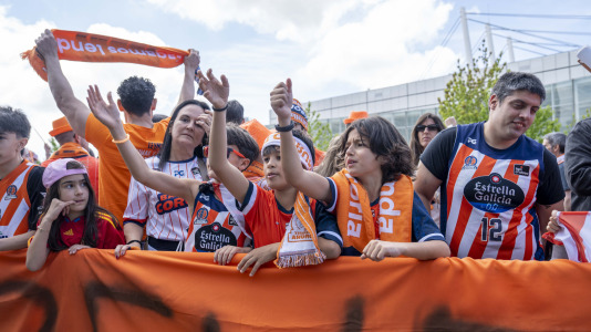 La afición naranja respaldó al equipo ya a la llegada al Coliseum