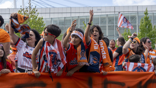 La afición naranja respaldó al equipo ya a la llegada al Coliseum