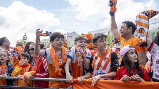 La afición naranja respaldó al equipo ya a la llegada al Coliseum