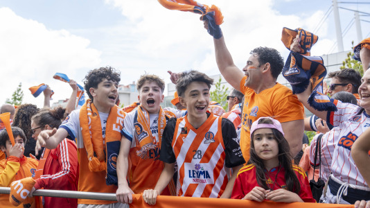 La afición naranja respaldó al equipo ya a la llegada al Coliseum