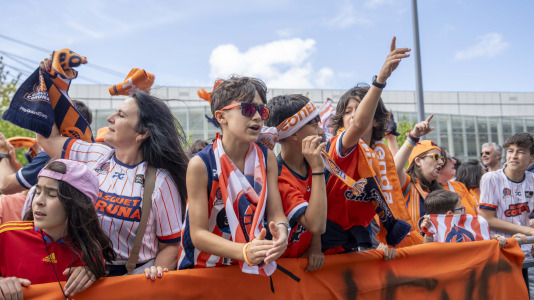 La afición naranja respaldó al equipo ya a la llegada al Coliseum