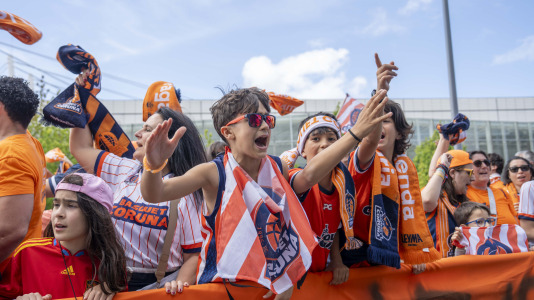 La afición naranja respaldó al equipo ya a la llegada al Coliseum