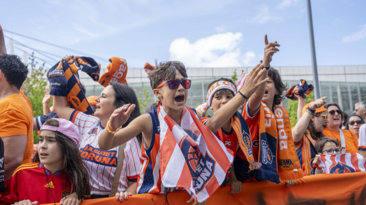 La afición naranja respaldó al equipo ya a la llegada al Coliseum