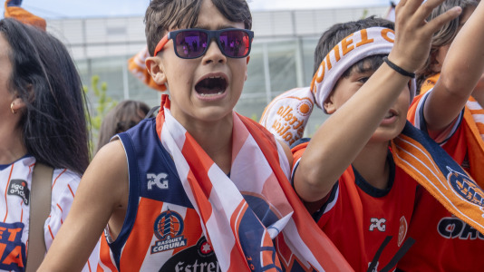 La afición naranja respaldó al equipo ya a la llegada al Coliseum