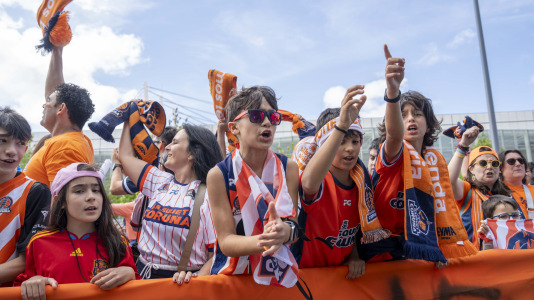 La afición naranja respaldó al equipo ya a la llegada al Coliseum