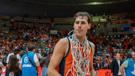 La plantilla naranja disfrutó del ascenso por todo lo alto