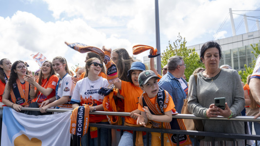 La afición naranja respaldó al equipo ya a la llegada al Coliseum