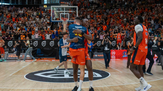 La plantilla naranja disfrutó del ascenso por todo lo alto