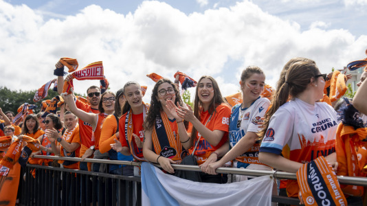 La afición naranja respaldó al equipo ya a la llegada al Coliseum