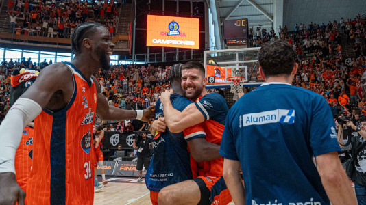 La plantilla naranja disfrutó del ascenso por todo lo alto