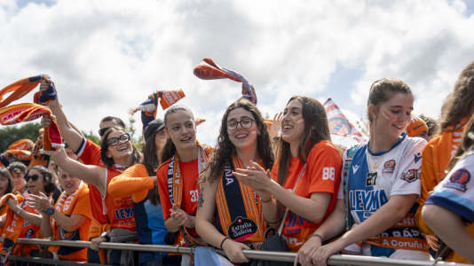 La afición naranja respaldó al equipo ya a la llegada al Coliseum
