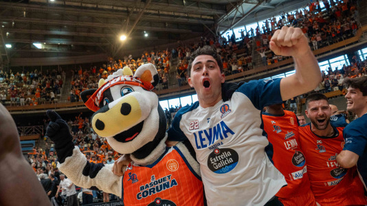 La plantilla naranja disfrutó del ascenso por todo lo alto