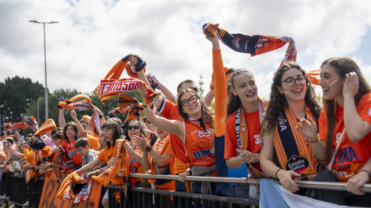 La afición naranja respaldó al equipo ya a la llegada al Coliseum