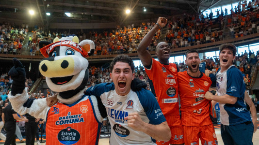 La plantilla naranja disfrutó del ascenso por todo lo alto